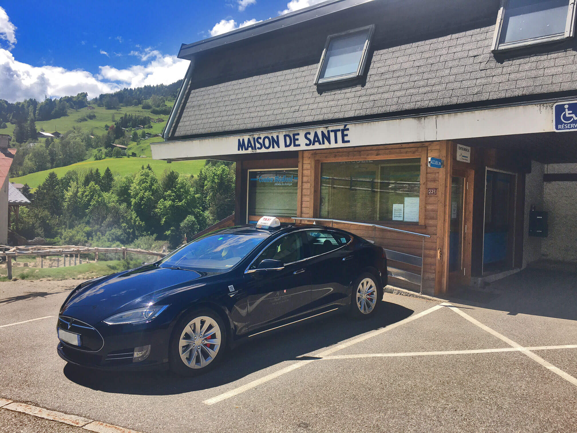 Alpy Road taxi VSL Val d'Arly, tesla noir